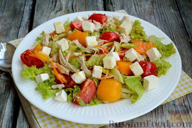Фото приготовления рецепта: Салат с курицей, овощами и сыром фета - шаг №14