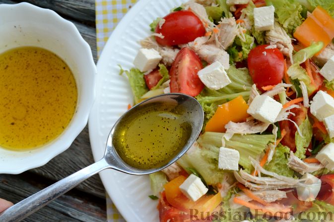 Фото приготовления рецепта: Салат с курицей, овощами и сыром фета - шаг №13