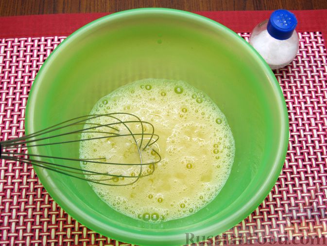 Фото приготовления рецепта: Куриный суп с кукурузой, макаронами и яичными блинчиками - шаг №5