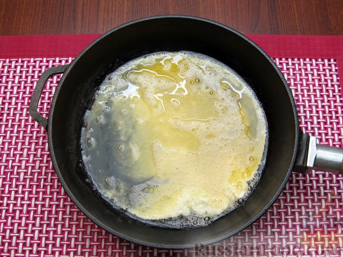 Фото приготовления рецепта: Куриный суп с кукурузой, макаронами и яичными блинчиками - шаг №6