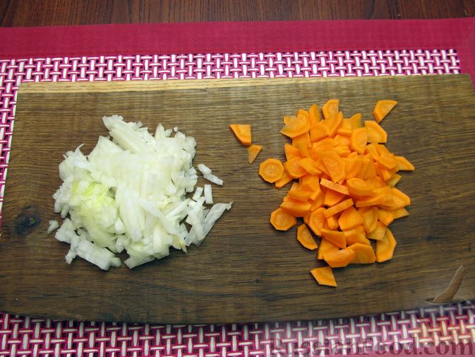 Фото приготовления рецепта: Куриный суп с кукурузой, макаронами и яичными блинчиками - шаг №10