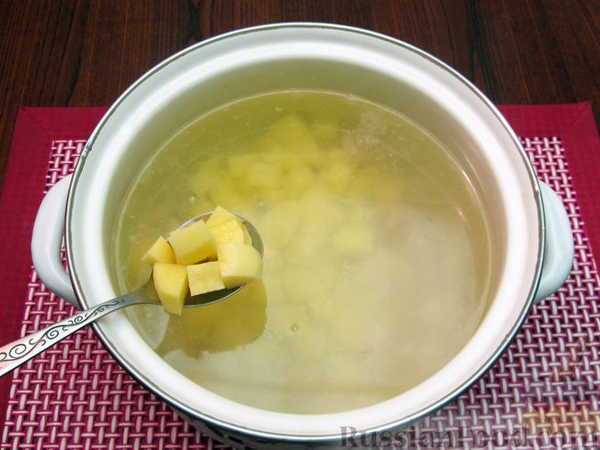 Фото приготовления рецепта: Куриный суп с кукурузой, макаронами и яичными блинчиками - шаг №9