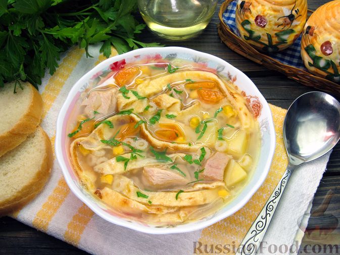 Фото к рецепту: Куриный суп с кукурузой, макаронами и яичными блинчиками