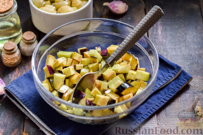 Фото приготовления рецепта: Салат с жареными баклажанами, сладким перцем и маринованными шампиньонами - шаг №3