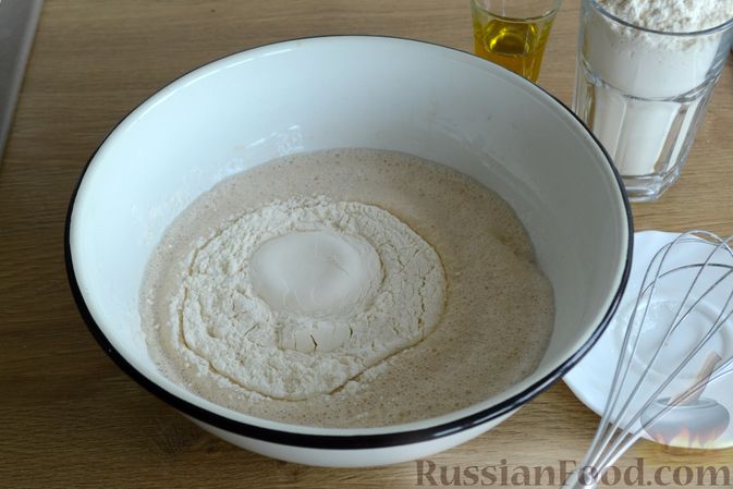 Фото приготовления рецепта: Открытые дрожжевые пироги с луком, ветчиной и сыром - шаг №3