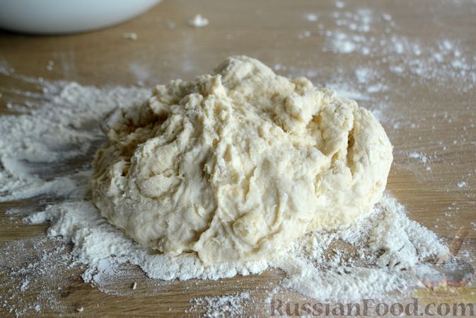 Фото приготовления рецепта: Открытые дрожжевые пироги с луком, ветчиной и сыром - шаг №5