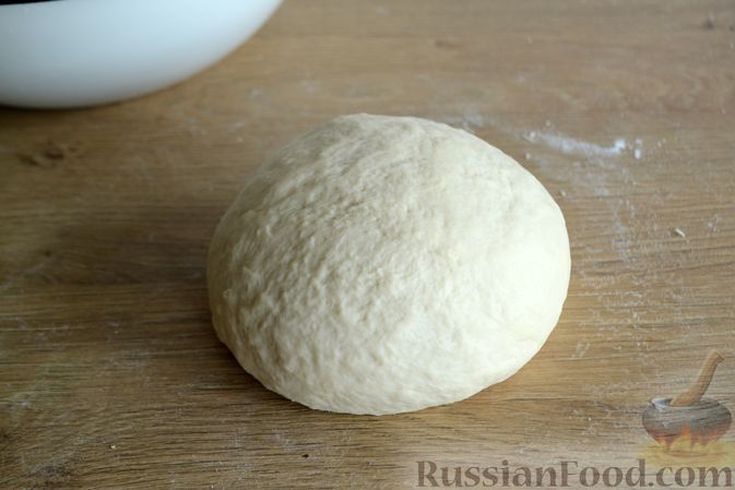 Фото приготовления рецепта: Открытые дрожжевые пироги с луком, ветчиной и сыром - шаг №6