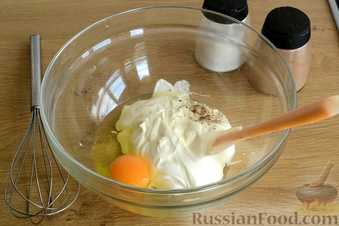 Фото приготовления рецепта: Открытые дрожжевые пироги с луком, ветчиной и сыром - шаг №11