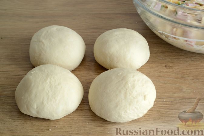 Фото приготовления рецепта: Открытые дрожжевые пироги с луком, ветчиной и сыром - шаг №15