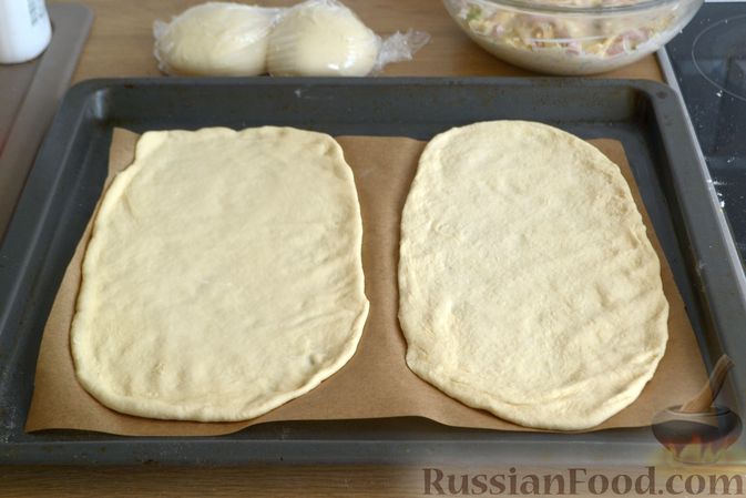 Фото приготовления рецепта: Открытые дрожжевые пироги с луком, ветчиной и сыром - шаг №16
