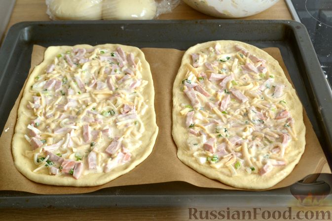 Фото приготовления рецепта: Открытые дрожжевые пироги с луком, ветчиной и сыром - шаг №17