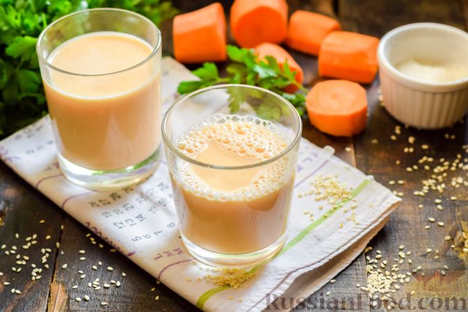 Фото к рецепту: Молочный коктейль с морковным соком и яйцом