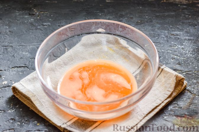 Фото приготовления рецепта: Молочный коктейль с морковным соком и яйцом - шаг №5