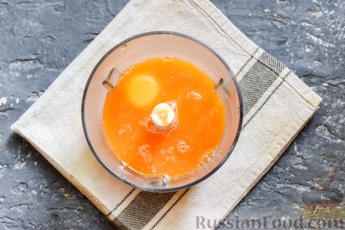 Фото приготовления рецепта: Молочный коктейль с морковным соком и яйцом - шаг №7