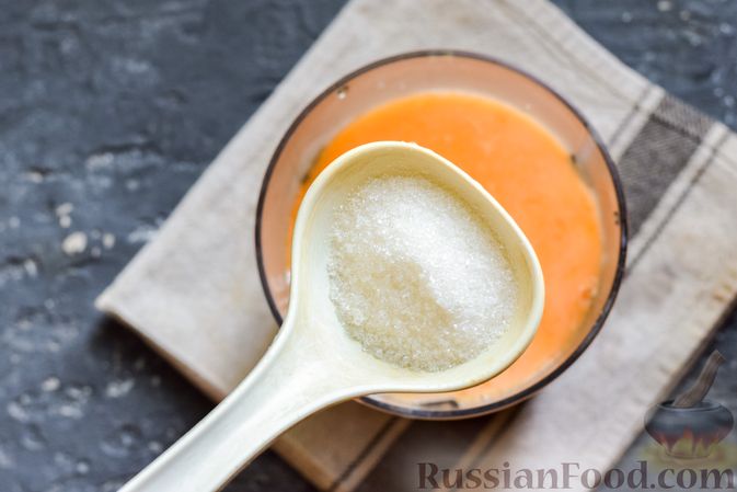 Фото приготовления рецепта: Молочный коктейль с морковным соком и яйцом - шаг №9