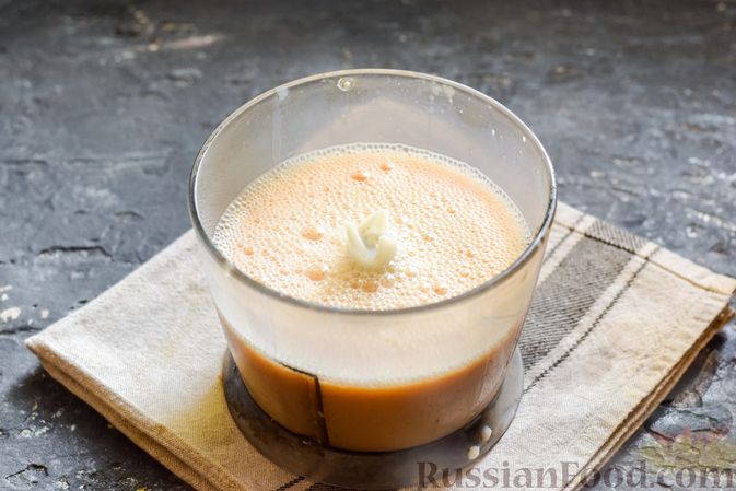 Фото приготовления рецепта: Молочный коктейль с морковным соком и яйцом - шаг №10