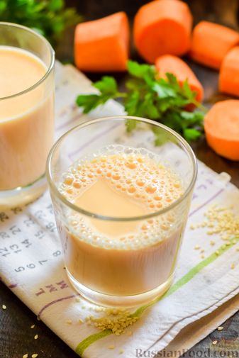 Фото приготовления рецепта: Молочный коктейль с морковным соком и яйцом - шаг №12