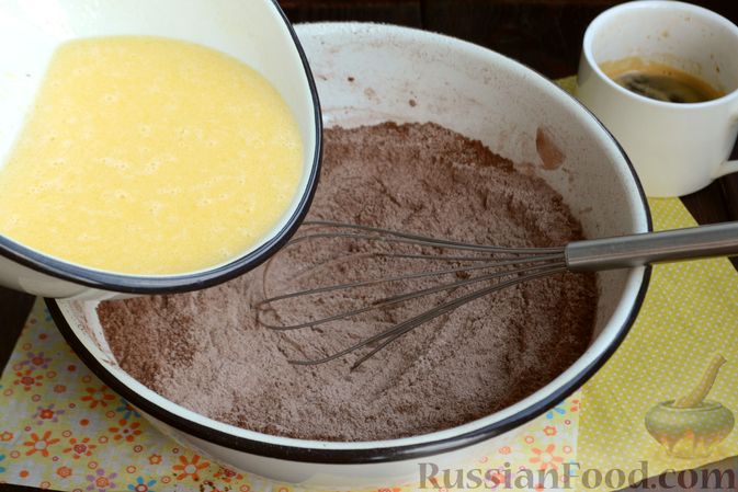 Фото приготовления рецепта: Шоколадно-кофейный кекс на молоке, с тахинной глазурью - шаг №5