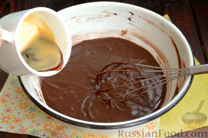 Фото приготовления рецепта: Шоколадно-кофейный кекс на молоке, с тахинной глазурью - шаг №6