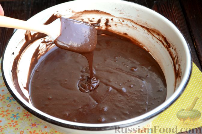 Фото приготовления рецепта: Шоколадно-кофейный кекс на молоке, с тахинной глазурью - шаг №7