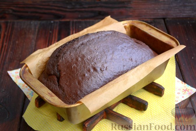 Фото приготовления рецепта: Шоколадно-кофейный кекс на молоке, с тахинной глазурью - шаг №9