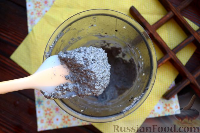 Фото приготовления рецепта: Шоколадно-кофейный кекс на молоке, с тахинной глазурью - шаг №12