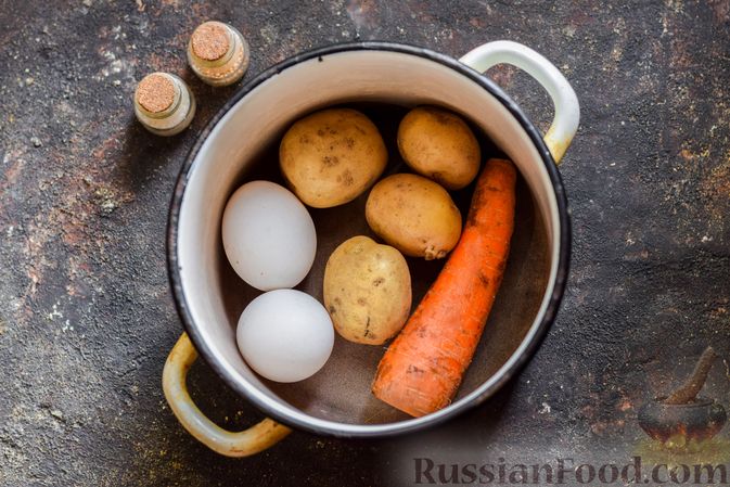 Фото приготовления рецепта: Салат из курицы с картофелем, морковью и горошком - шаг №3