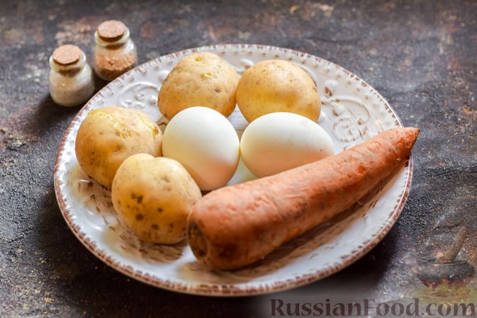 Фото приготовления рецепта: Салат из курицы с картофелем, морковью и горошком - шаг №4