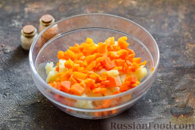 Фото приготовления рецепта: Салат из курицы с картофелем, морковью и горошком - шаг №6