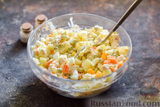 Фото приготовления рецепта: Салат из курицы с картофелем, морковью и горошком - шаг №12