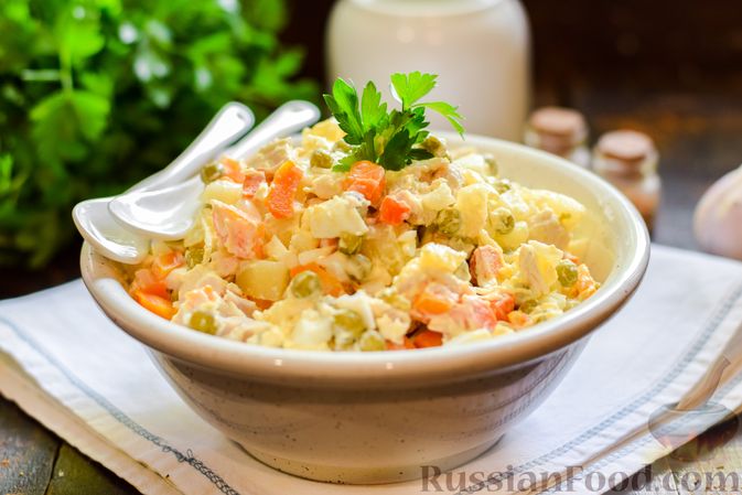Фото приготовления рецепта: Салат из курицы с картофелем, морковью и горошком - шаг №13