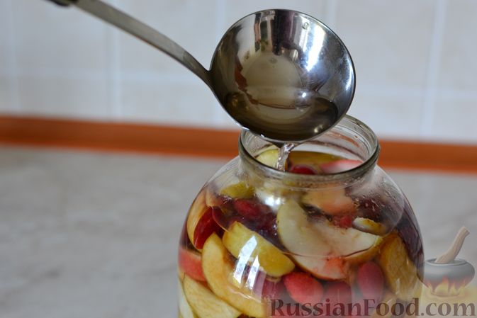Фото приготовления рецепта: Компот из яблок и кизила (на зиму) - шаг №15
