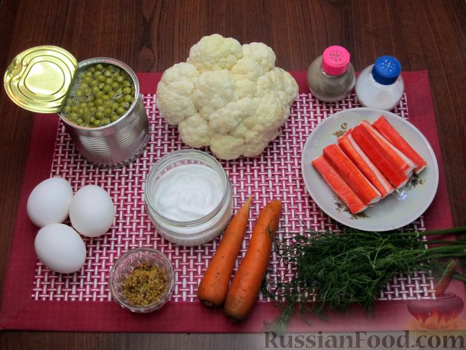 Фото приготовления рецепта: Салат с цветной капустой, крабовыми палочками, морковью и горошком - шаг №1