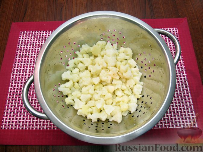 Фото приготовления рецепта: Салат с цветной капустой, крабовыми палочками, морковью и горошком - шаг №6