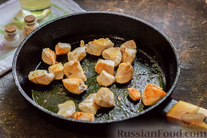 Фото приготовления рецепта: Куриное филе, тушенное с баклажанами и помидорами - шаг №5