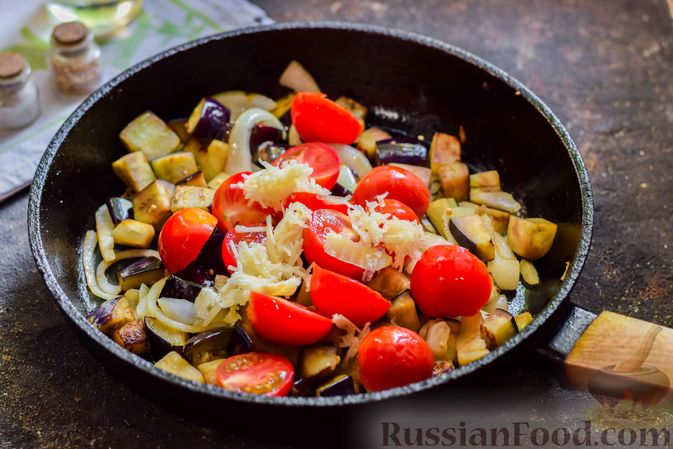 Фото приготовления рецепта: Куриное филе, тушенное с баклажанами и помидорами - шаг №7