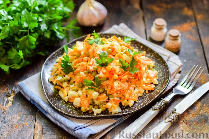 Фото к рецепту: Салат с морковью, зелёным горошком и яйцами