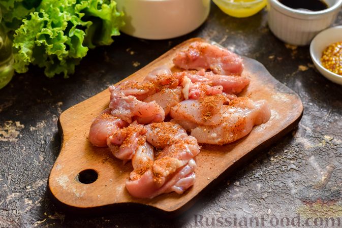 Фото приготовления рецепта: Салат с курицей, маринованными опятами и жареными шампиньонами - шаг №2