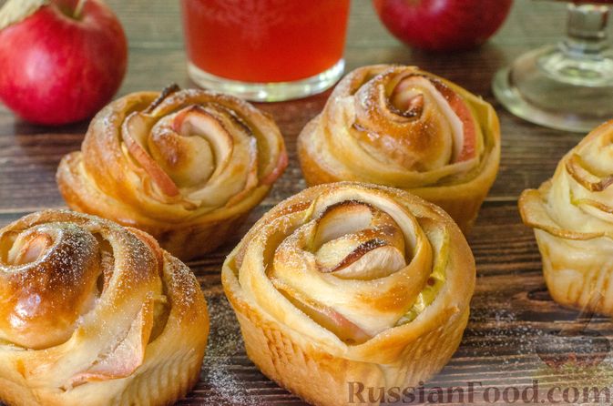 Фото к рецепту: Дрожжевые булочки "Розочки" с яблоками