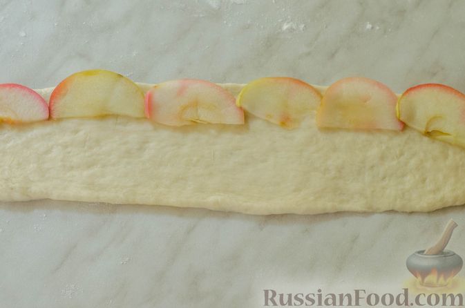 Фото приготовления рецепта: Дрожжевые булочки "Розочки" с яблоками - шаг №22