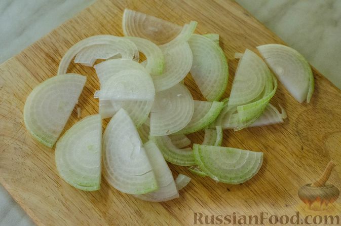 Фото приготовления рецепта: Мясная "гармошка", запечённая с яблоками и овощами - шаг №8