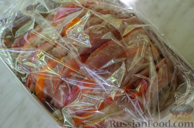 Фото приготовления рецепта: Мясная "гармошка", запечённая с яблоками и овощами - шаг №13