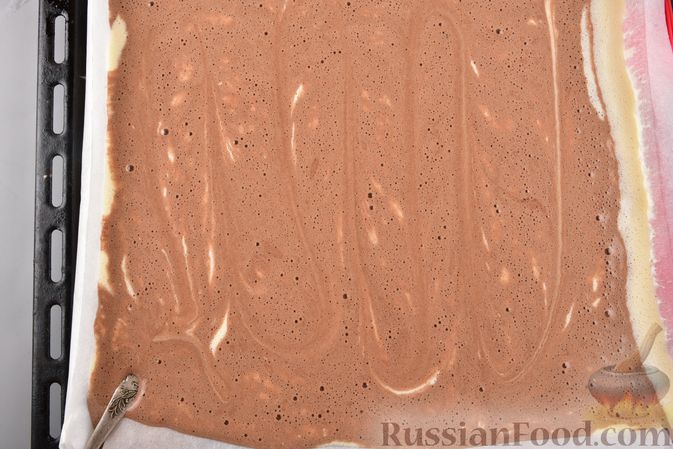 Фото приготовления рецепта: Двухцветный рулет с шоколадом - шаг №8