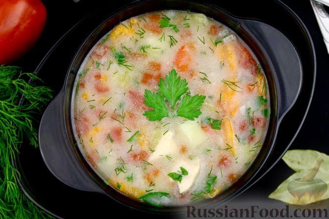 Фото к рецепту: Куриный суп с манной крупой, помидорами и сладким перцем