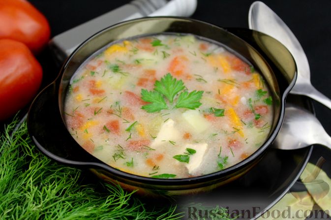 Фото приготовления рецепта: Куриный суп с манной крупой, помидорами и сладким перцем - шаг №10