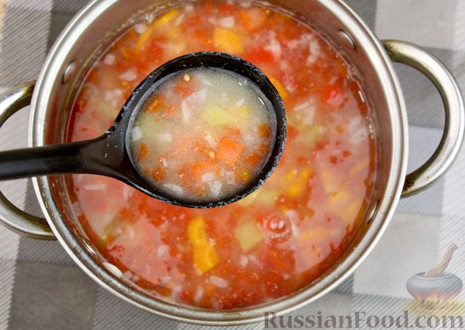 Фото приготовления рецепта: Куриный суп с манной крупой, помидорами и сладким перцем - шаг №8
