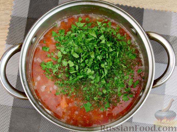 Фото приготовления рецепта: Куриный суп с манной крупой, помидорами и сладким перцем - шаг №9