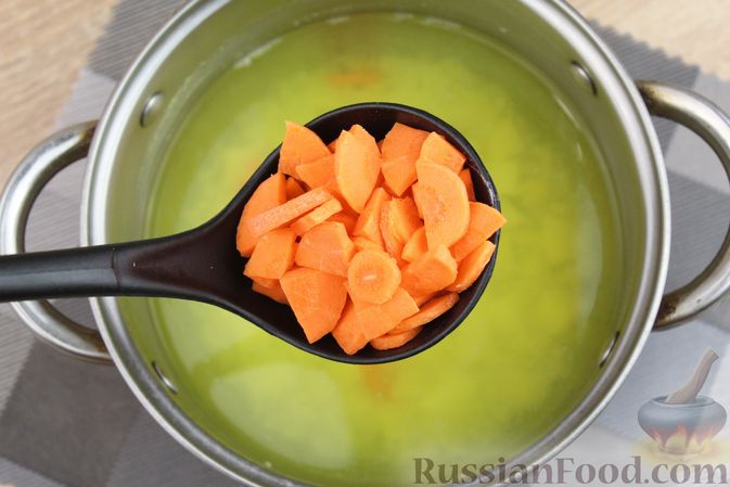 Фото приготовления рецепта: Куриный суп с манной крупой, помидорами и сладким перцем - шаг №4