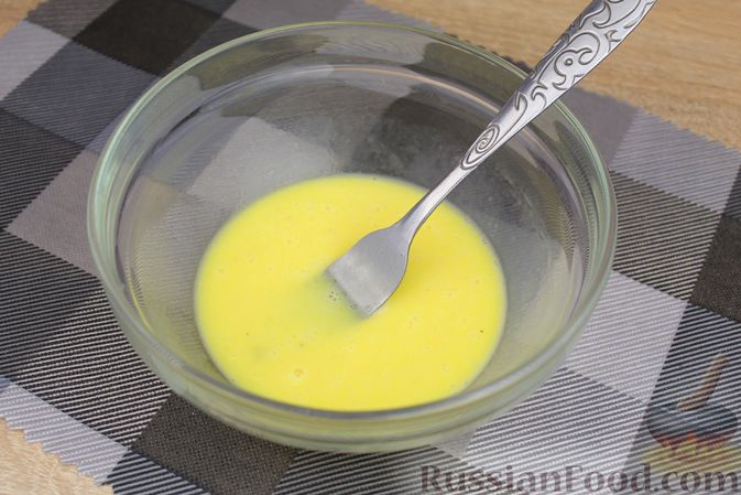 Фото приготовления рецепта: Яичный рулет с крабовыми палочками, сыром и зелёным луком - шаг №5