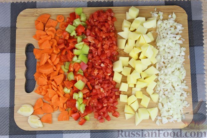 Фото приготовления рецепта: Куриный суп с манной крупой, помидорами и сладким перцем - шаг №2